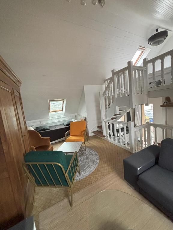 un salon avec un canapé et une table dans l'établissement Studio le Sterne, à Perros-Guirec