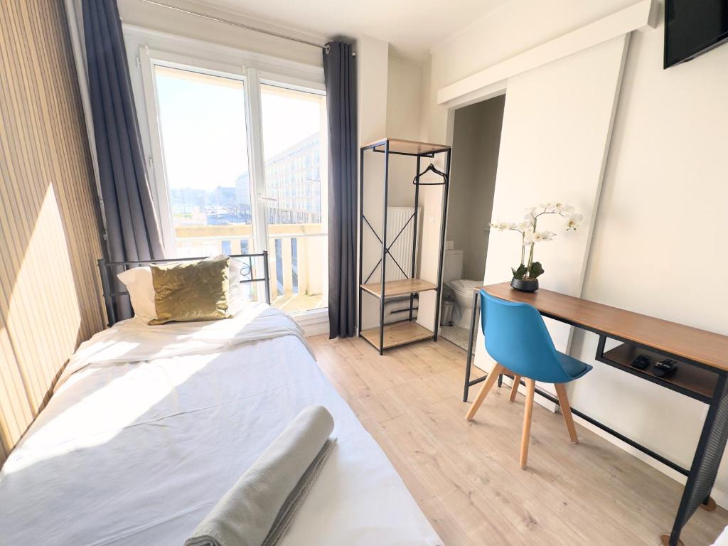 Кровать или кровати в номере L'Escale Appartements et Suites en bord de Mer