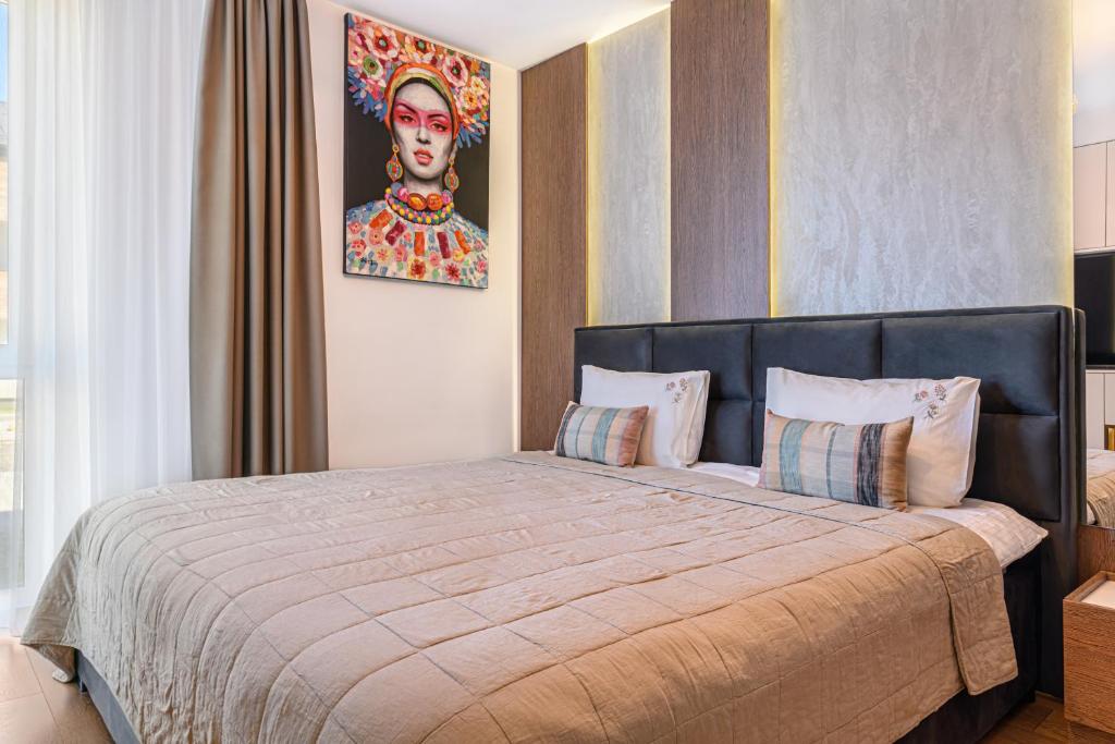 Un pat sau paturi într-o cameră la FLH - Avona Lux Apartament
