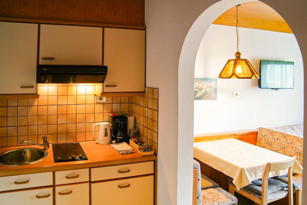 Kuchyň nebo kuchyňský kout v ubytování Appartements Residence Ganthaler
