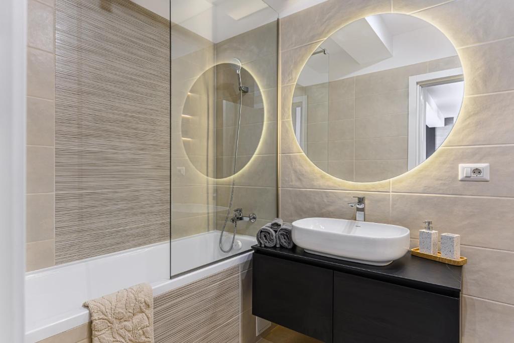 O baie la FLH - Avona Lux Apartament