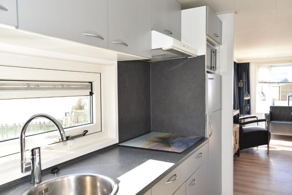 Kuchyň nebo kuchyňský kout v ubytování Chalet Duinzicht G68 Ameland