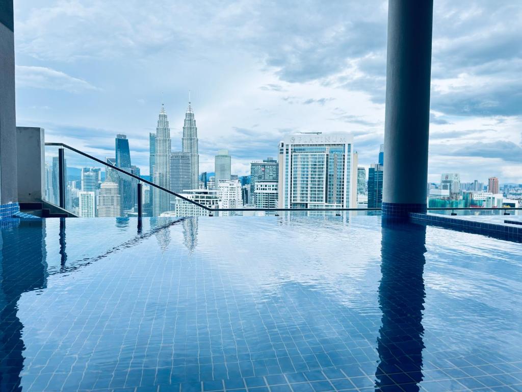 Der Swimmingpool an oder in der Nähe von XING LUN KLCC The Colony Infinitum