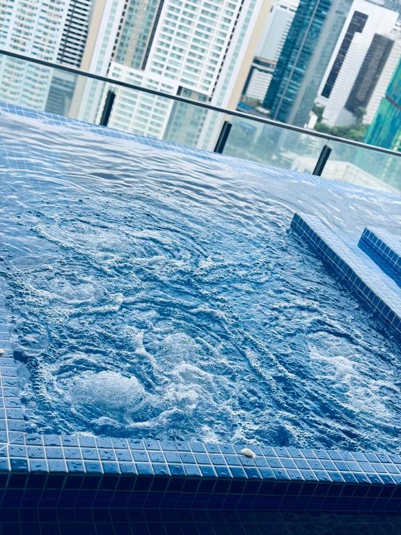 Der Swimmingpool an oder in der Nähe von XING LUN KLCC The Colony Infinitum