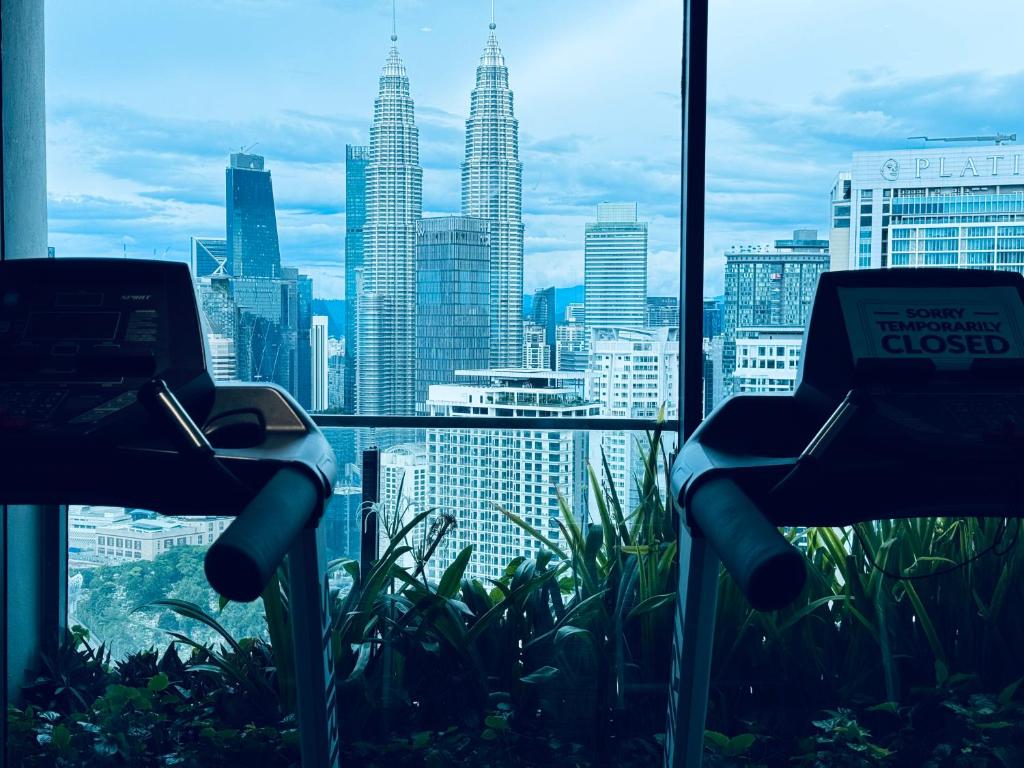 Blick auf die Skyline der Stadt aus dem Fenster in der Unterkunft XING LUN KLCC The Colony Infinitum in Kuala Lumpur
