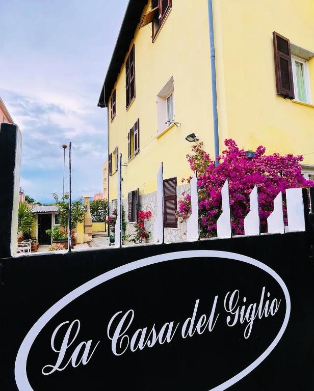 a sign for la casa del capitola with a building at La Casa del Giglio in Albenga