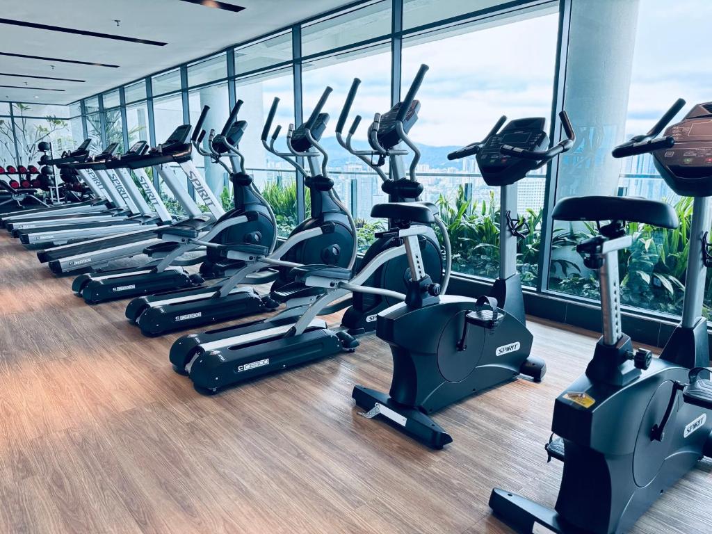eine Reihe von Heimtrainern in einem Fitnessstudio in der Unterkunft XING LUN KLCC The Colony Infinitum in Kuala Lumpur