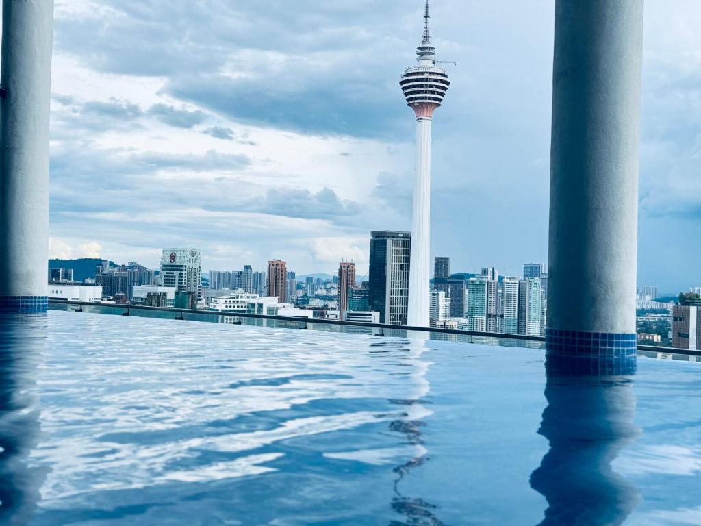 ein Swimmingpool mit Blick auf den Seoul Tower in der Unterkunft XING LUN KLCC The Colony Infinitum in Kuala Lumpur