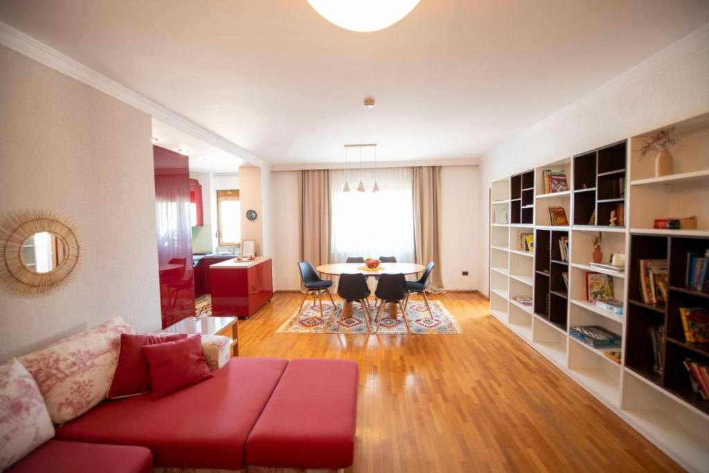 Spacious 3 BR Apt Across Tanners\