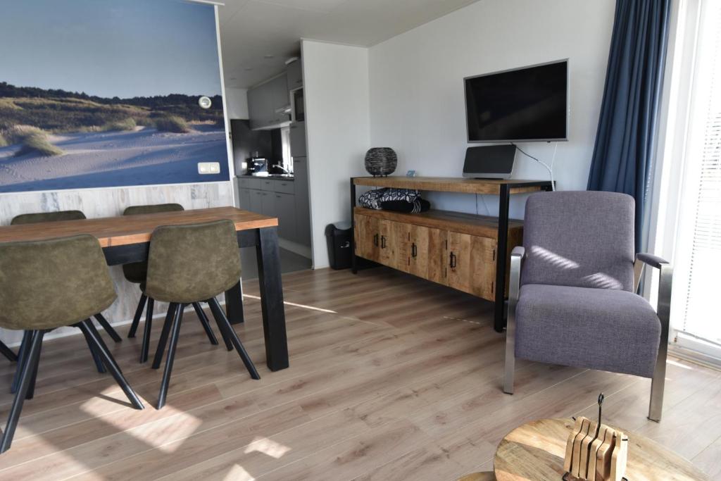 TV a/nebo společenská místnost v ubytování Chalet Duinzicht G68 Ameland