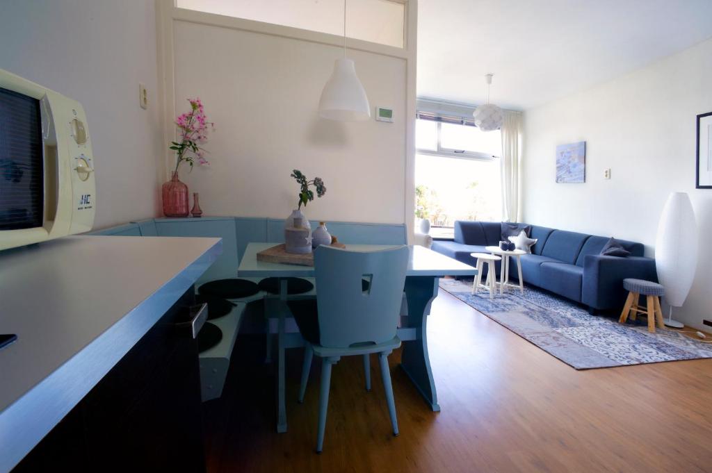 kuchnia ze stołem, krzesłami i kanapą w obiekcie die Perle w Zandvoort