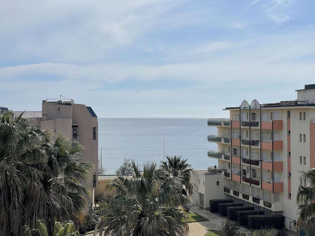 une vue sur l'océan depuis un immeuble dans l'établissement Appartement 2 chambres avec terrasse au Lavandou - FR-1-308-122, au Lavandou
