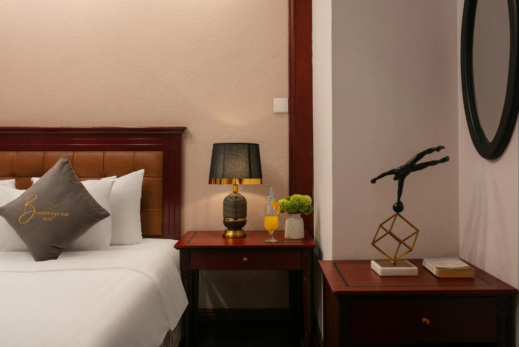 Postel nebo postele na pokoji v ubytování Bonjour D'An Nam Hotel