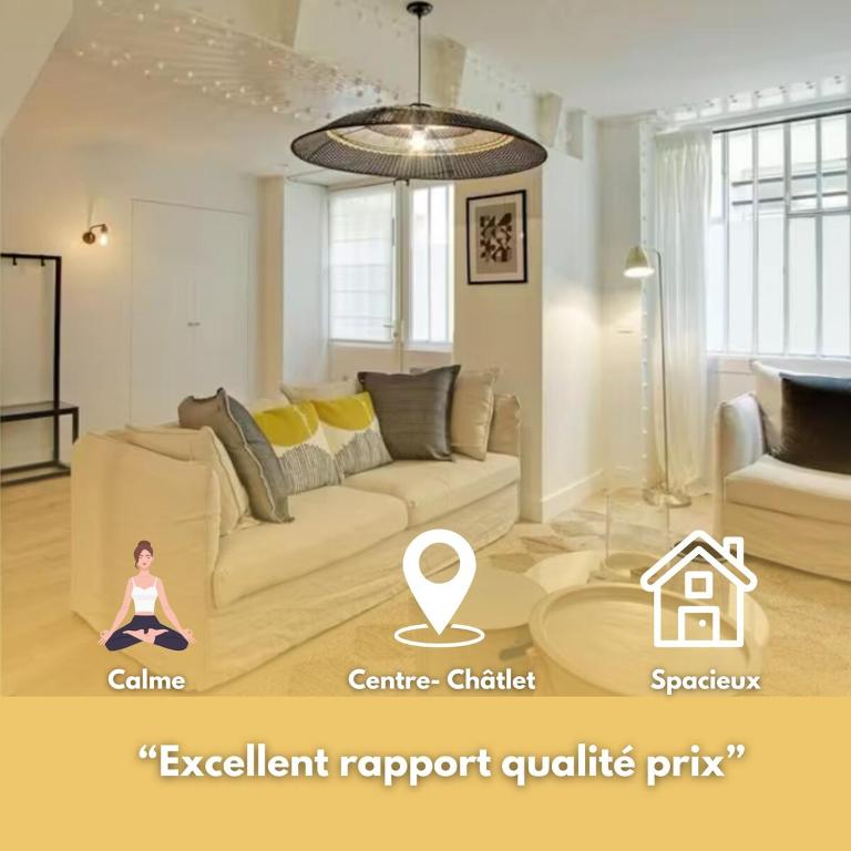 un salon avec un canapé et une table dans l'établissement Superbe appartement aux Halles I, à Paris
