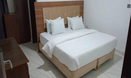 Giường trong phòng chung tại Felioth Signature, Ejigbo