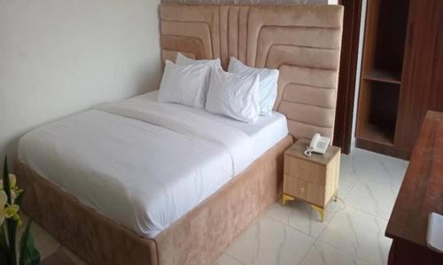 Giường trong phòng chung tại Felioth Signature, Ejigbo