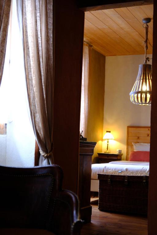 Letto o letti in una camera di Le Rêve d'Aghon Chambres et Restaurant