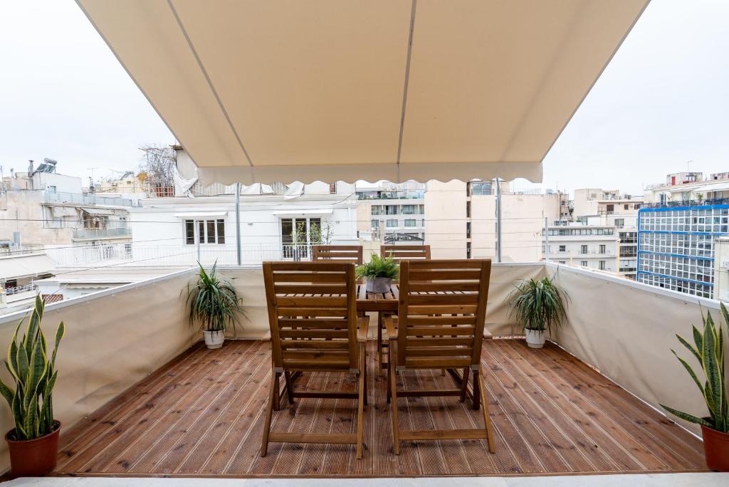 Balkón nebo terasa v ubytování The Athenian Penthouse in Syntagma Square