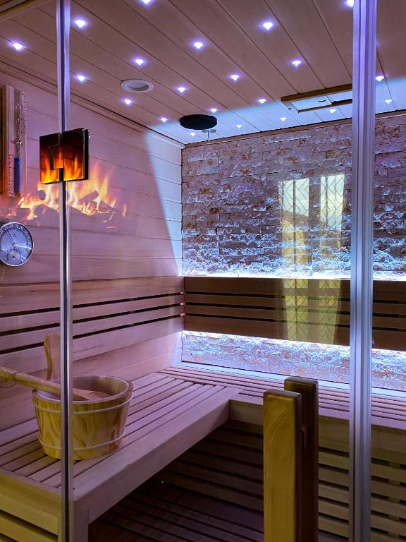 un sauna avec une baignoire et une horloge au mur dans l'établissement Nid douillet avec Sauna, à Souffelweyersheim