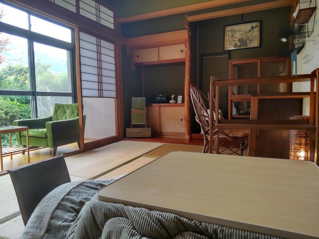Posezení v ubytování 駅前宿舎 禪 shared house zen