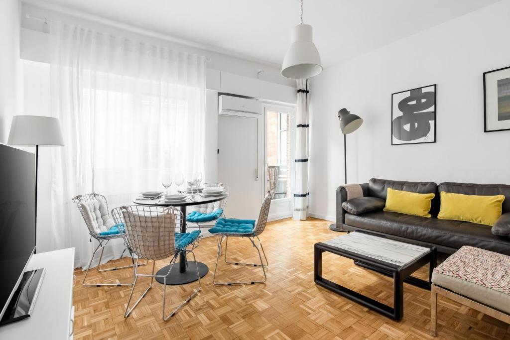 La Latina Life - 2 Bedrooms with Balcony