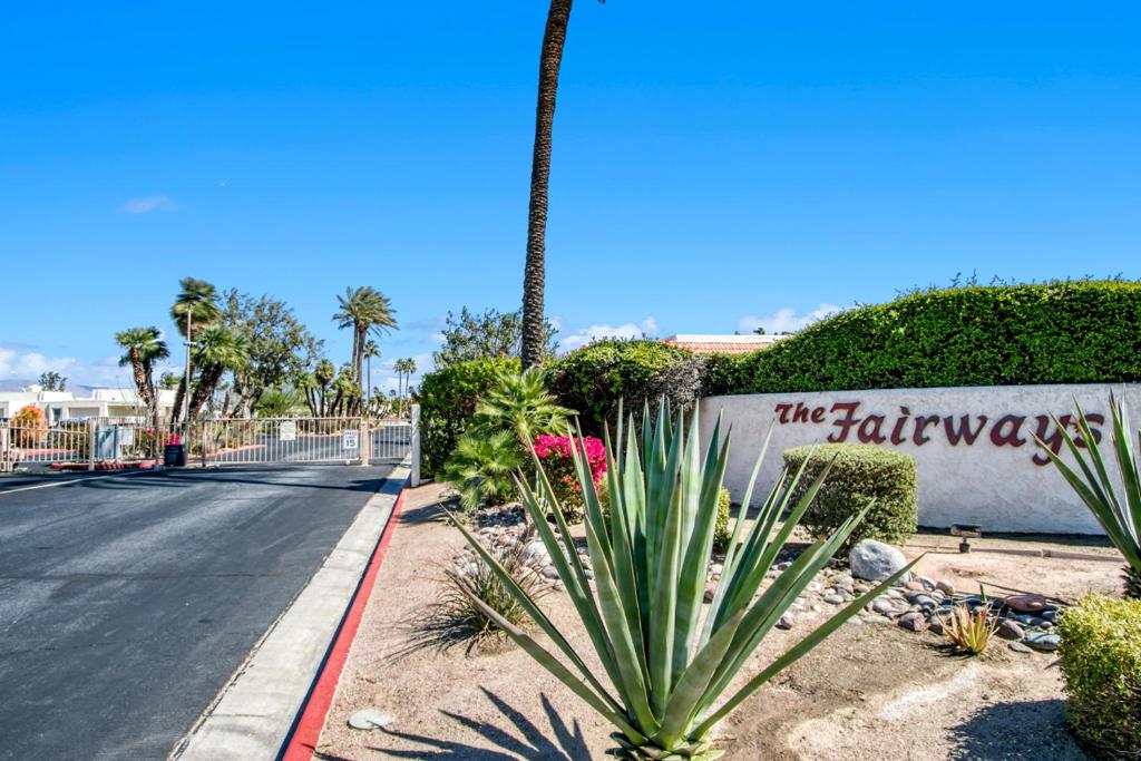 Una calle con un cartel que dice callejón en Fairways Mtn Views, en Palm Springs