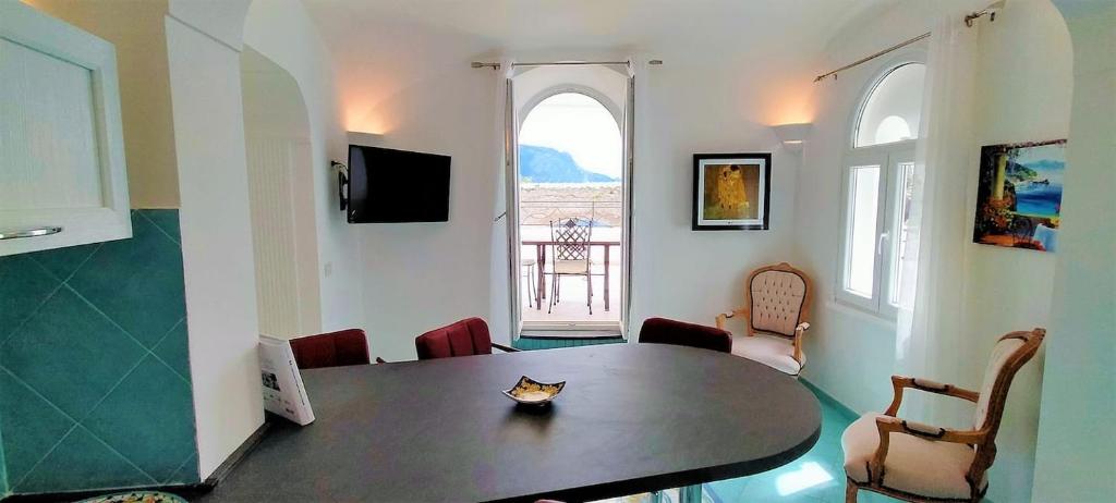 A television and/or entertainment centre at Ravello Vingius Suite
