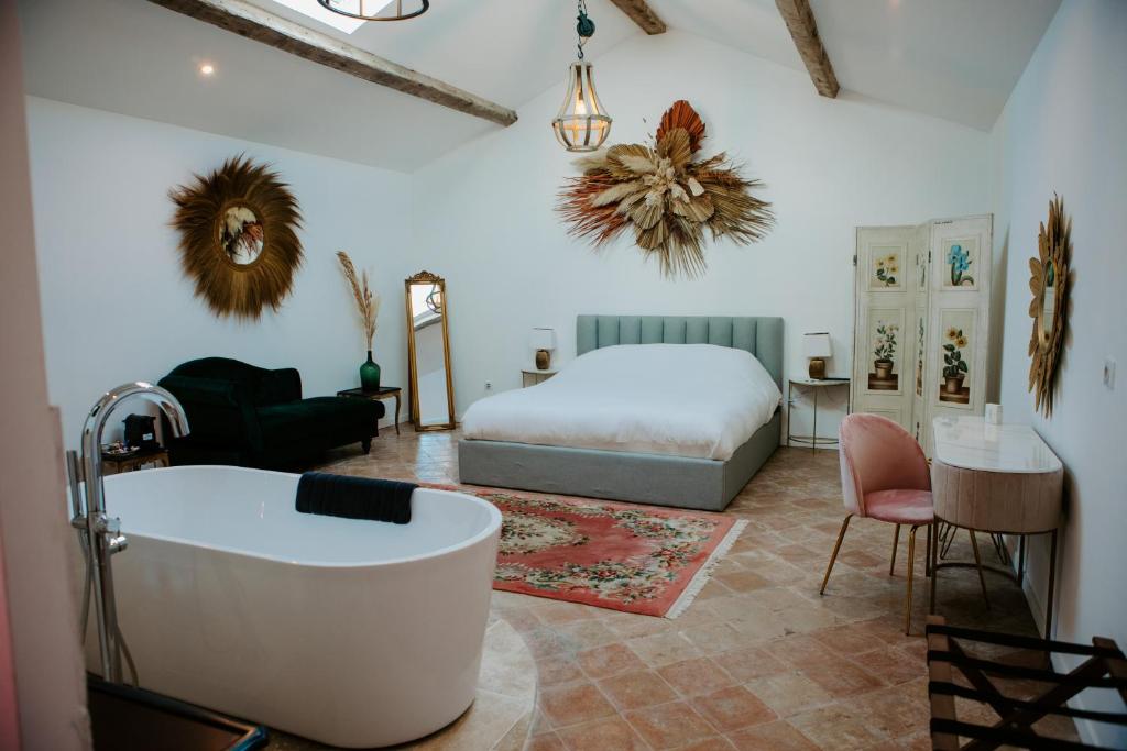 Photo de la galerie de l'établissement Le Castel, La Suit Prestige, à Solliès-Pont