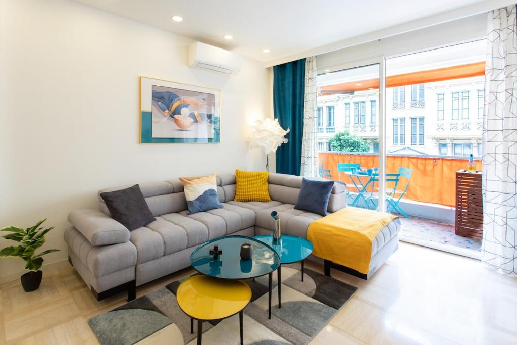 un salon avec un canapé et une table dans l'établissement L38 Hobeika Suite Fleur 7min Walk To Beach,Free Park,Balc&AC, à Nice