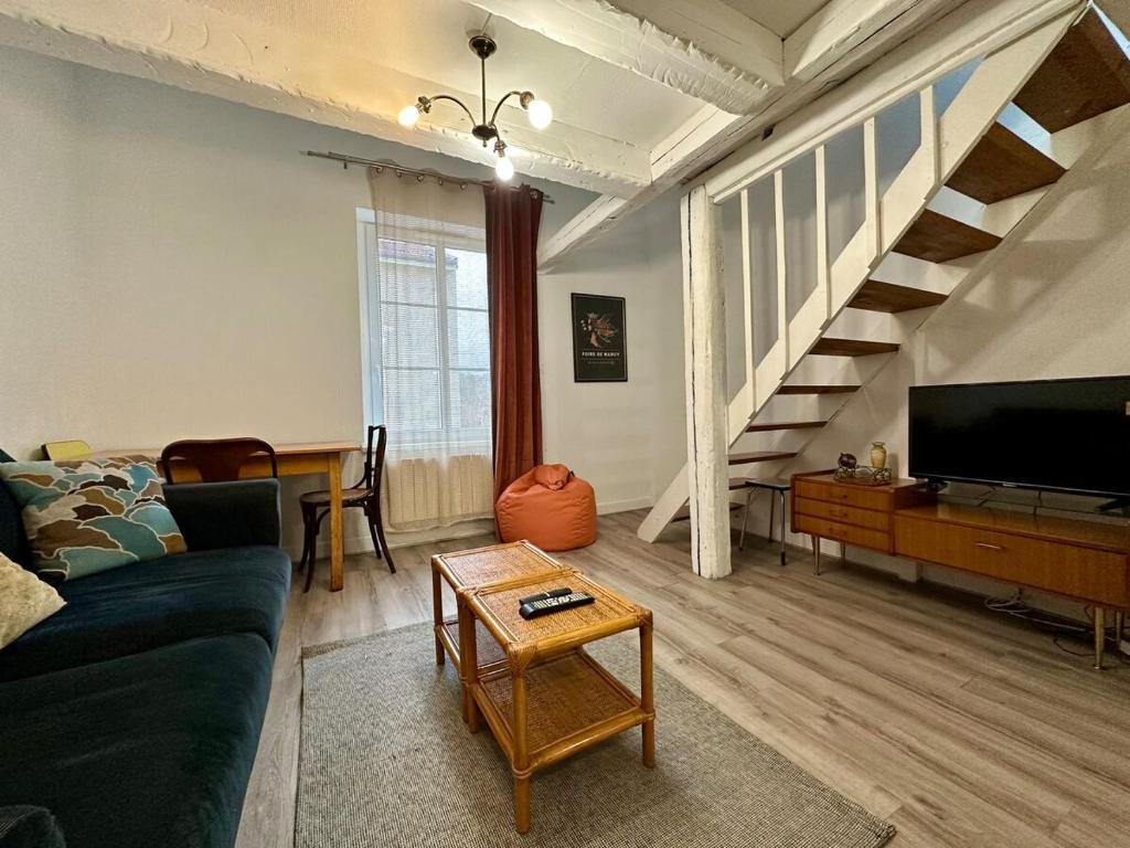 un salon avec un canapé et un escalier dans l'établissement Le Vintage - Duplex - 2 à 4 personnes - Proche Gare, à Nancy