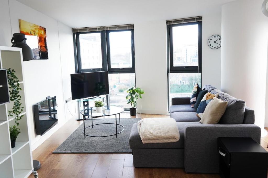 ein Wohnzimmer mit Sofa und Fernseher in der Unterkunft Opulent Apartment City Centre in Sheffield