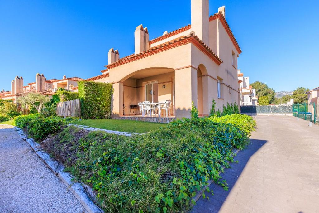 a house with a pathway in front of it at Rentalmar Brisas in Miami Platja