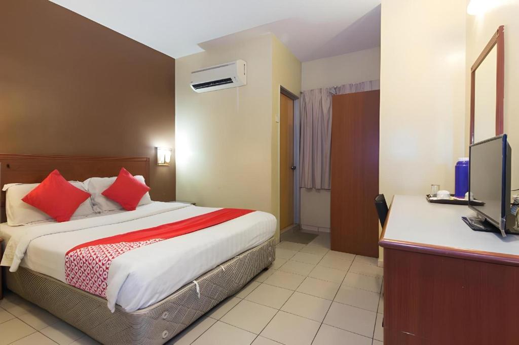 Super OYO 447 Comfort Hotel Meru - Standard Double Room