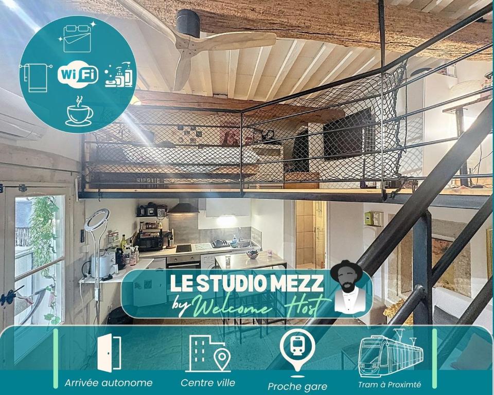 Cette chambre offre une vue sur la cuisine. dans l'établissement Le studio Mezz, charmant studio avec mezzanine, à Montpellier