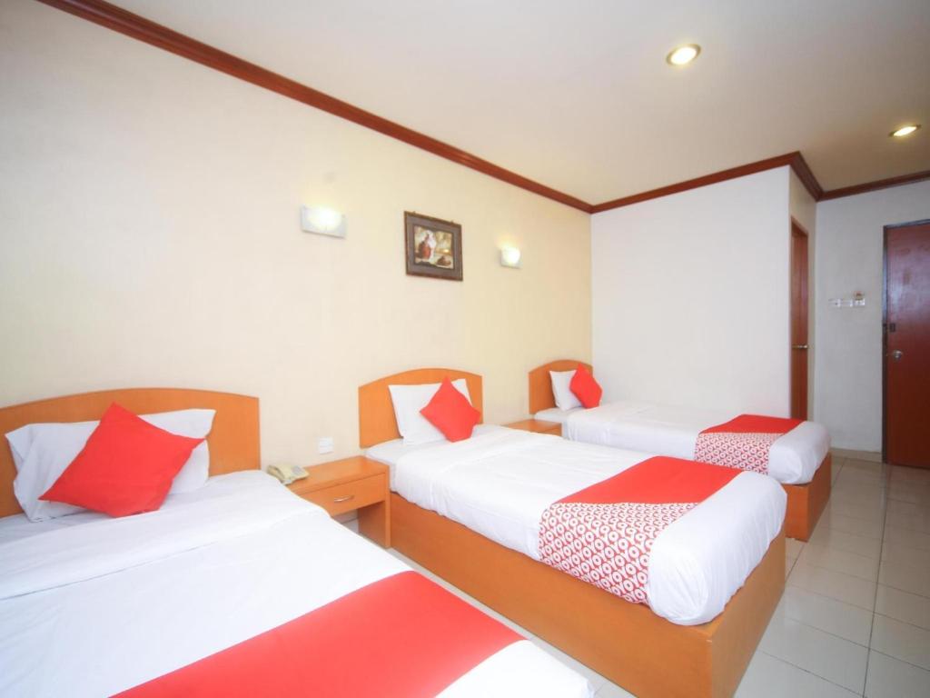 Postel nebo postele na pokoji v ubytování Super OYO 1027 Hotel London