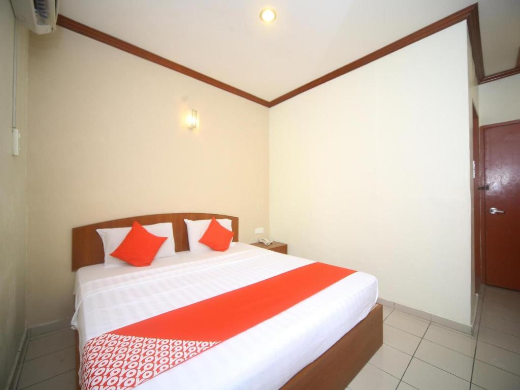 Postel nebo postele na pokoji v ubytování Super OYO 1027 Hotel London