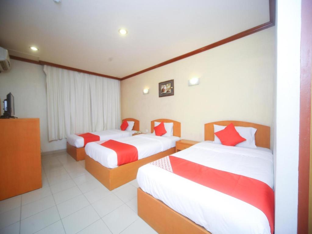 Postel nebo postele na pokoji v ubytování Super OYO 1027 Hotel London