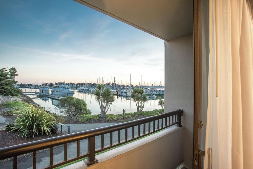 DoubleTree by Hilton Hotel Berkeley Marina - 