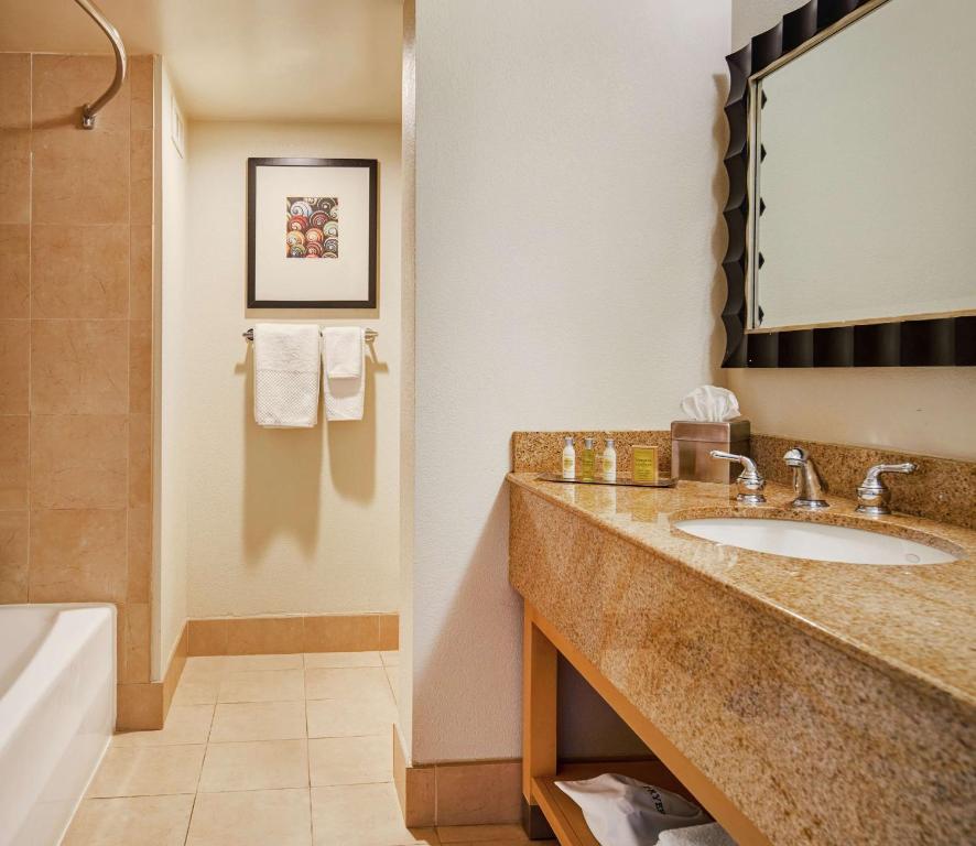 DoubleTree by Hilton Hotel Berkeley Marina photo