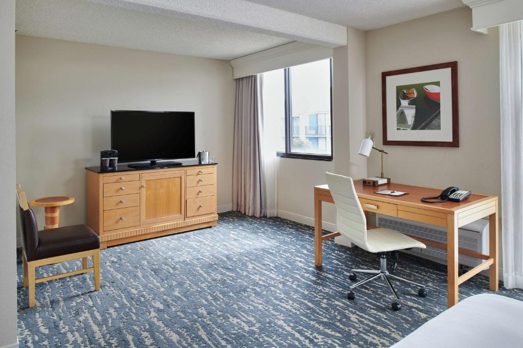 DoubleTree by Hilton Hotel Berkeley Marina - 