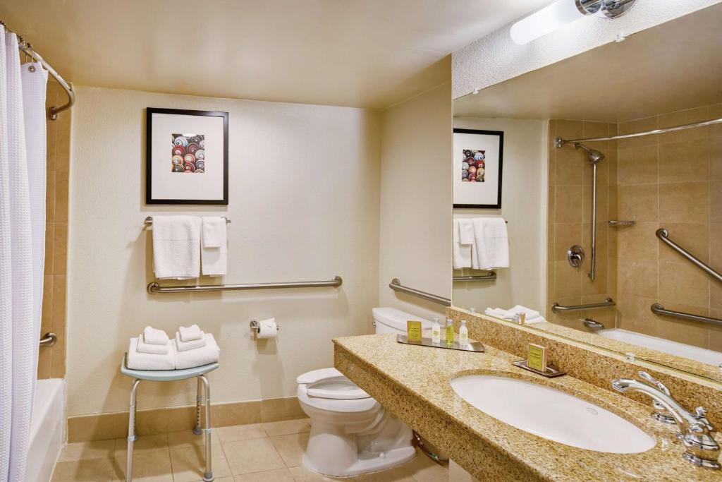 DoubleTree by Hilton Hotel Berkeley Marina - 