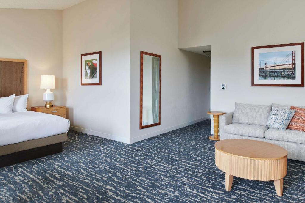 DoubleTree by Hilton Hotel Berkeley Marina - 