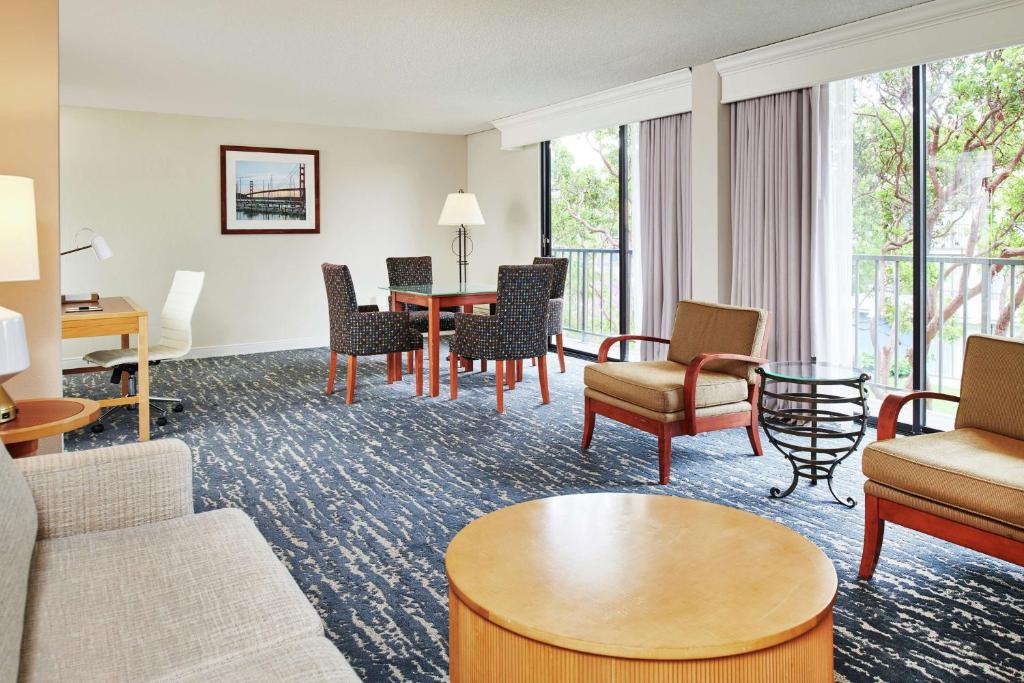 DoubleTree by Hilton Hotel Berkeley Marina - 