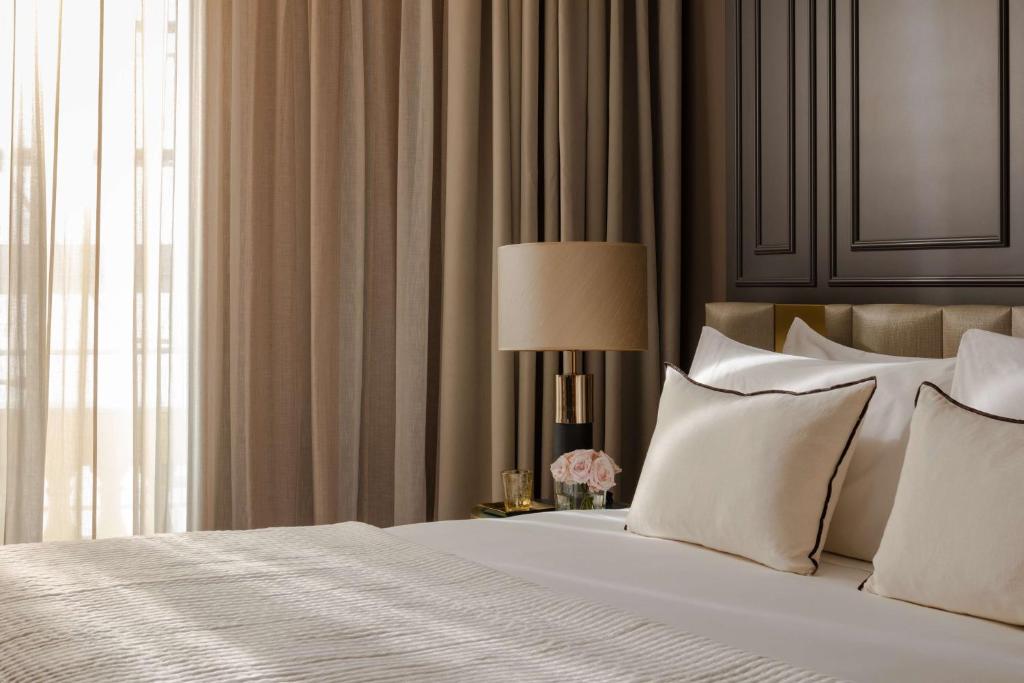 Anantara Plaza Nice Hotel - A Leading Hotel of the Worldにあるベッド