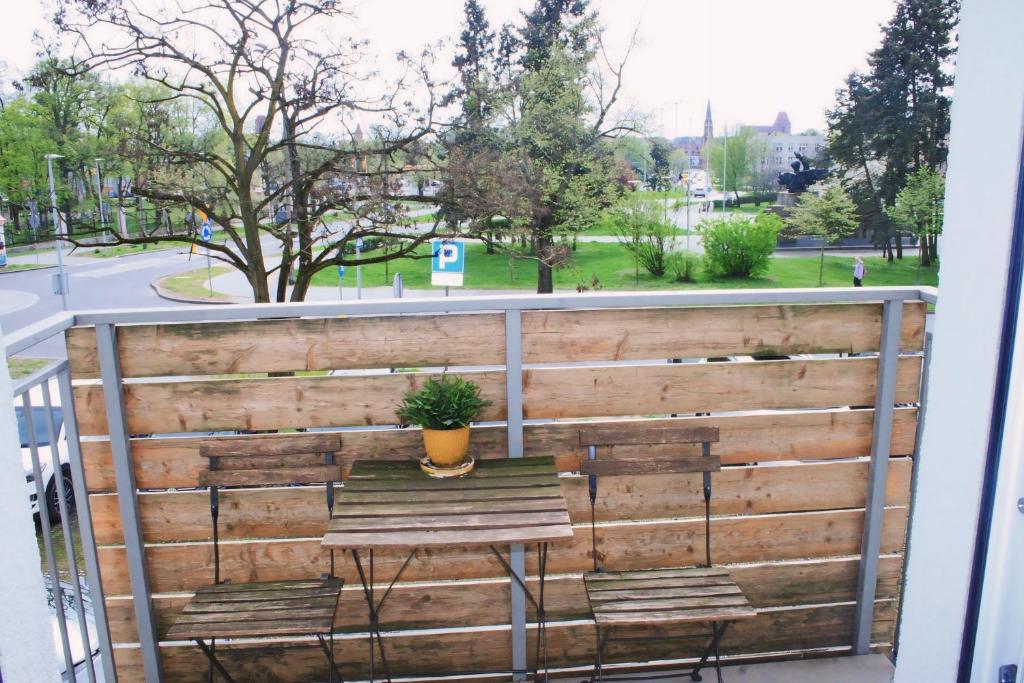 Vonkajšia záhrada v ubytovaní Apartamenty Feniks Toruń, Starówka, Centrum -Prywatny parking, Balkon, Smart TV