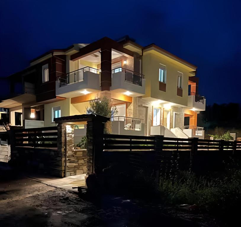 ポリギロスにあるVictoria Houseの夜の柵の家