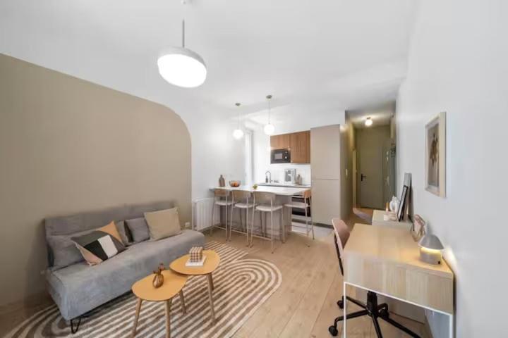 un salon avec un canapé et une table dans l'établissement Mabulle Originality & Comfort in the Dijon's Heart, à Dijon