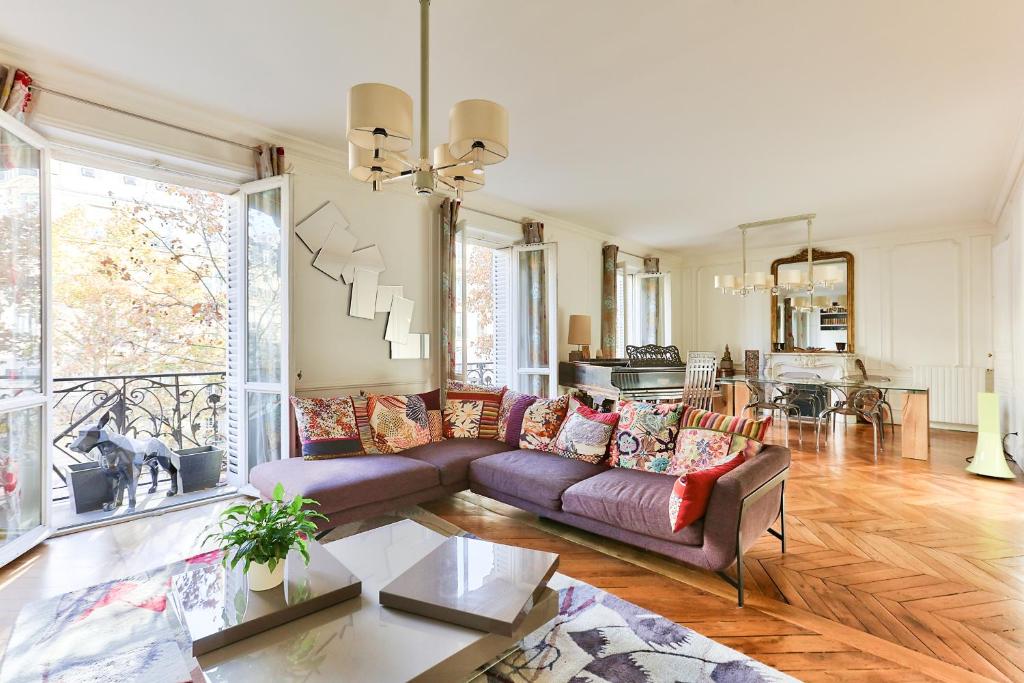 un salon avec un canapé et une table dans l'établissement Appartement 140m2 proche des Champs Elysées, à Paris