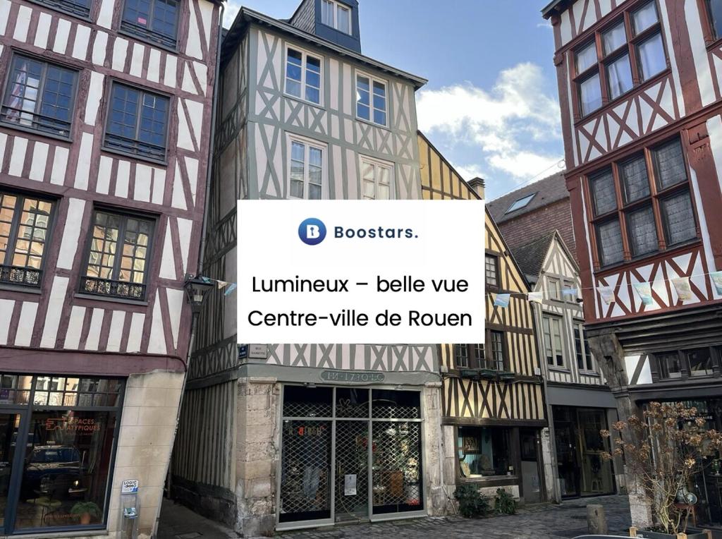 un bâtiment avec une enseigne devant lui dans l'établissement Le 1732, Rouen coeur d'histoire, Duplex au calme, à Rouen