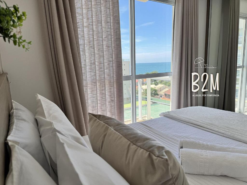 a bedroom with a bed and a large window at Piscina com bar molhado, Beto Carrero Homeclub in Penha